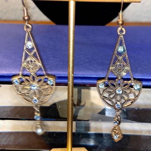 🌸Vintage Gold Tone Filigree Earrings🌺 - Picture 4 of 8